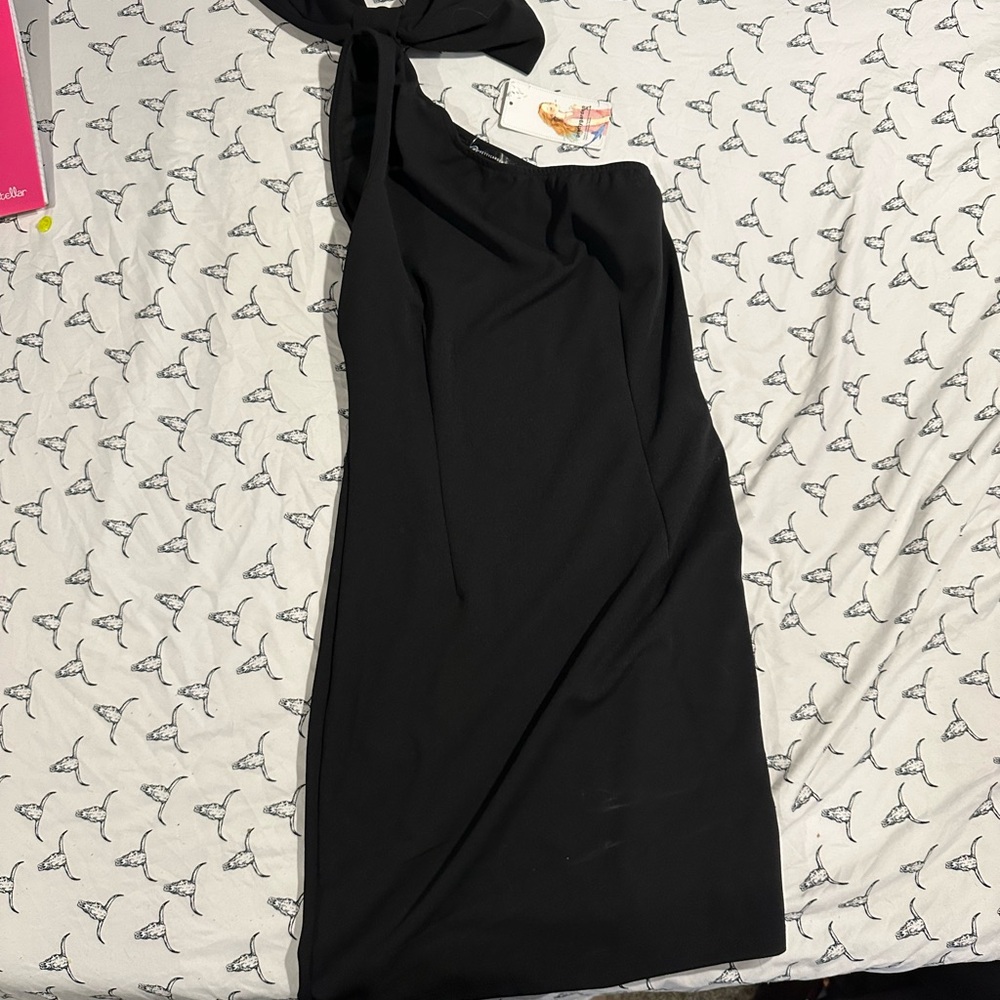 Amazon Black One Shoulder Dress with Sleek Design